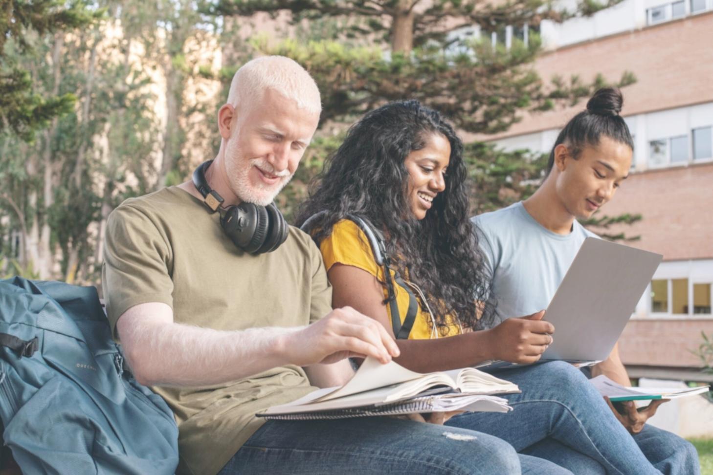 Монтажер працює над складним проектом на професійному обладнанні