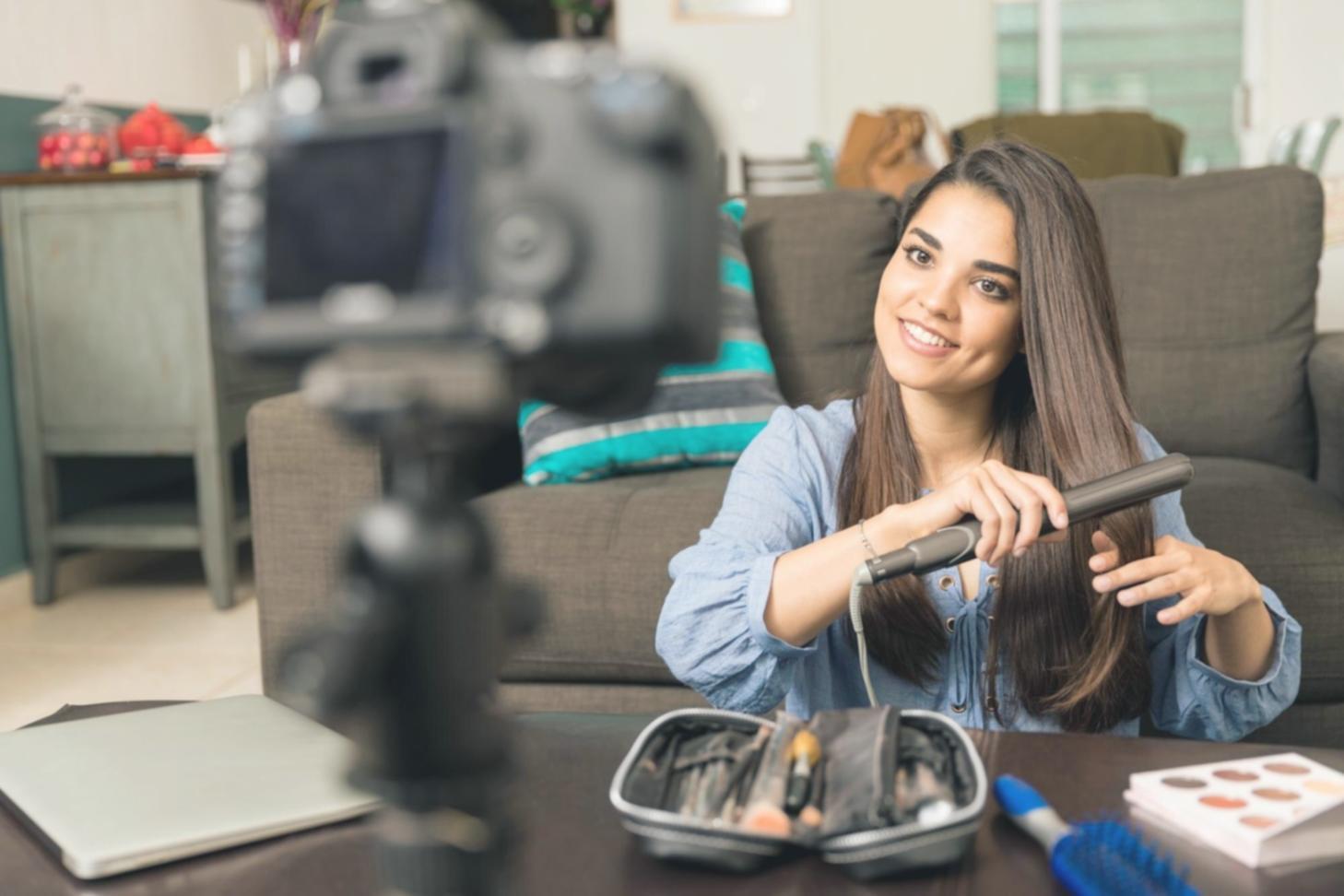 Студенти обговорюють творчі рішення під час групового проекту